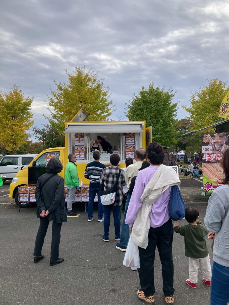 キッチンカーでのホットドッグ販売