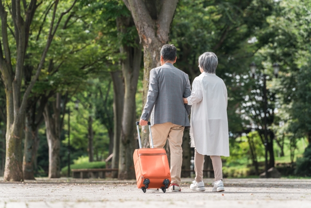 散歩をする老夫婦