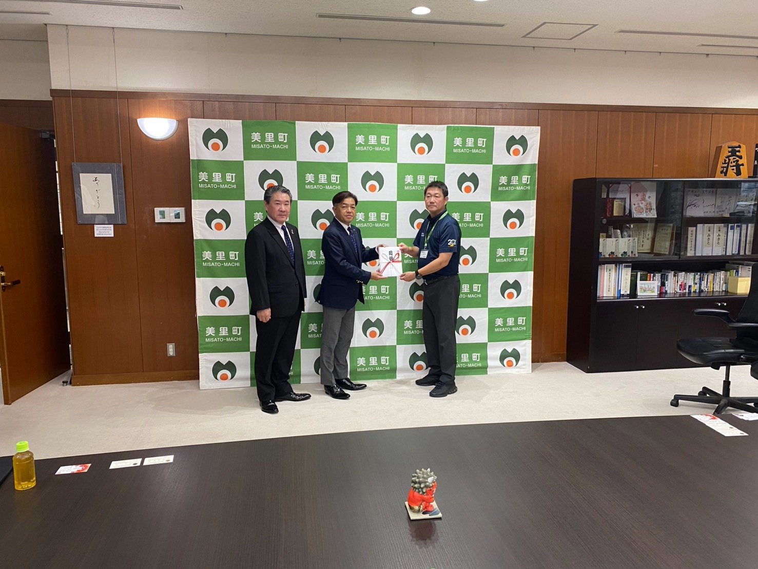 熊本県美里町役場で令和8年熊本地震の募金を届ける様子