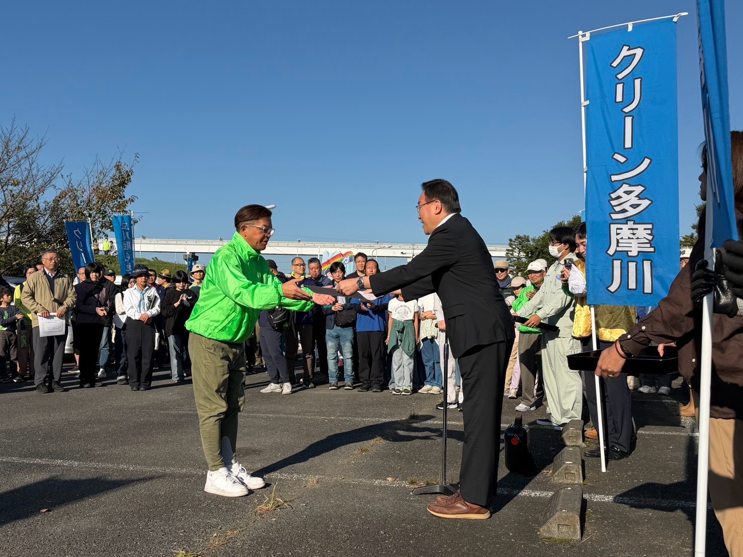 クリーン多摩川60周年記念感謝状贈呈式で感謝状を贈呈する様子